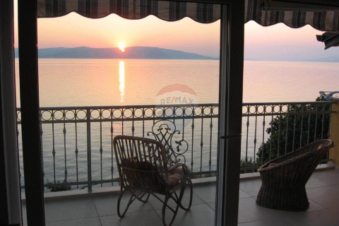 Senj, Sv. Juraj - Kuća sa 4 apartmana 1.red do mora