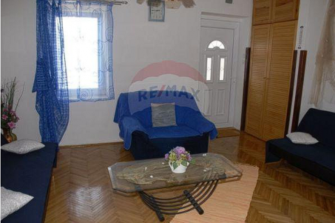 Senj, Sv. Juraj - Kuća sa 4 apartmana 1.red do mora