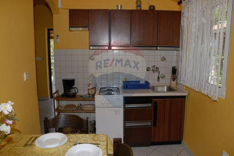 Senj, Sv. Juraj - Kuća sa 4 apartmana 1.red do mora