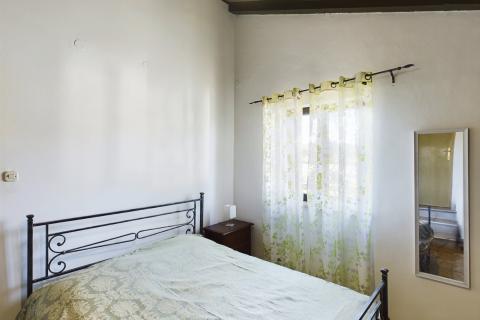 Istra, Rovinjsko selo - kuća sa tri stana i velikom okućnicom 