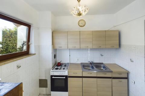 Istra, Rovinjsko selo - kuća sa tri stana i velikom okućnicom 