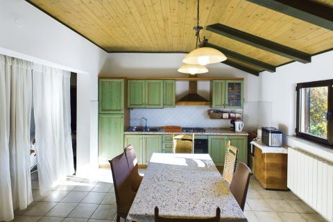 Istra, Rovinjsko selo - kuća sa tri stana i velikom okućnicom 