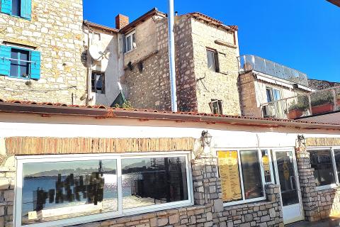 Istra,Umag,Kuća i restoran,prvi red do mora za adaptaciju.