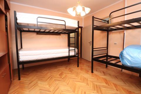 Zagreb - kuća za radnike, 12-16 osoba, 180m2