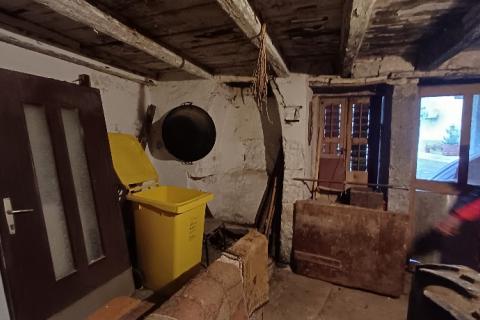 Istra, Peruški, stara zgrada za obnovu