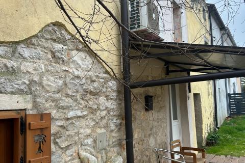 Tar, kuća sa četiri apartmana