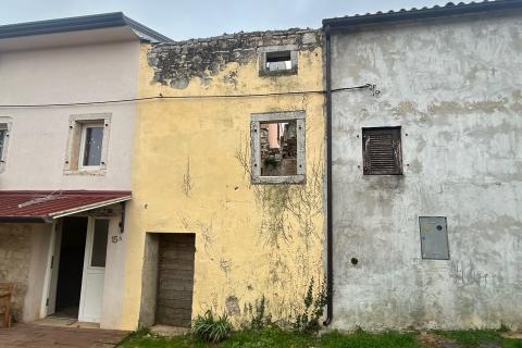 Poreč, okolica, ruševna kuća u nizu od 52 m2
