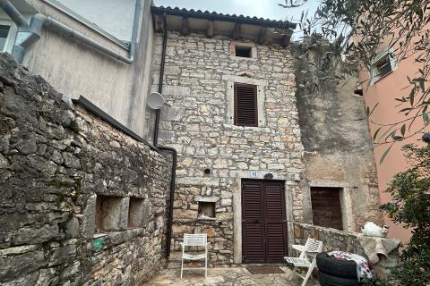 Tar, kamena kuća u nizu za adaptaciju 