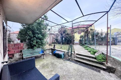 OTOK KRK,KORNIĆ kuća u nizu sa garažom i dvorištem