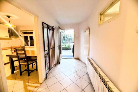 OTOK KRK,KORNIĆ kuća u nizu sa garažom i dvorištem