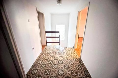 OTOK KRK,KORNIĆ kuća u nizu sa garažom i dvorištem