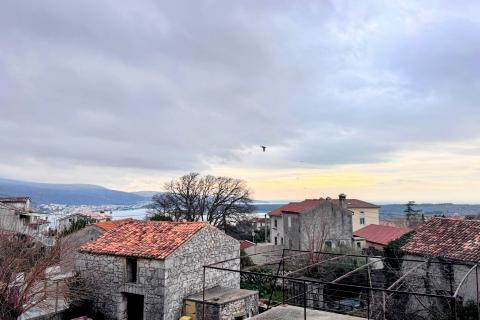 OTOK KRK,KORNIĆ kuća u nizu sa garažom i dvorištem