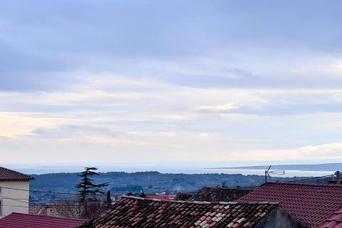 OTOK KRK,KORNIĆ kuća u nizu sa garažom i dvorištem