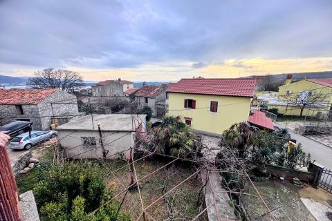 OTOK KRK,KORNIĆ kuća u nizu sa garažom i dvorištem