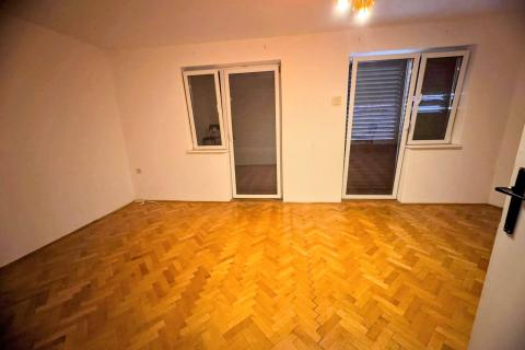 OTOK KRK,KORNIĆ kuća u nizu sa garažom i dvorištem