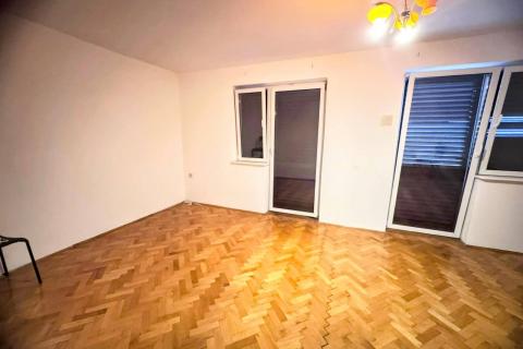 OTOK KRK,KORNIĆ kuća u nizu sa garažom i dvorištem