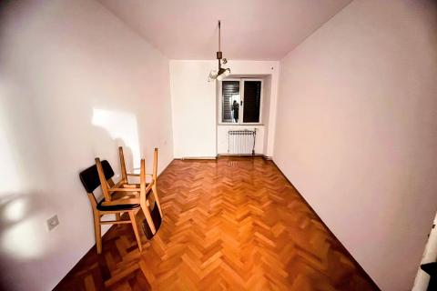 OTOK KRK,KORNIĆ kuća u nizu sa garažom i dvorištem