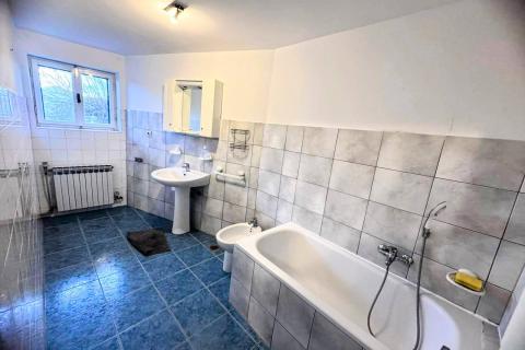 OTOK KRK,KORNIĆ kuća u nizu sa garažom i dvorištem