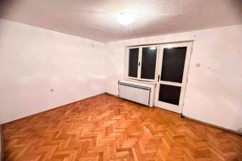 OTOK KRK,KORNIĆ kuća u nizu sa garažom i dvorištem