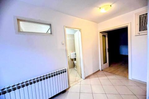 OTOK KRK,KORNIĆ kuća u nizu sa garažom i dvorištem