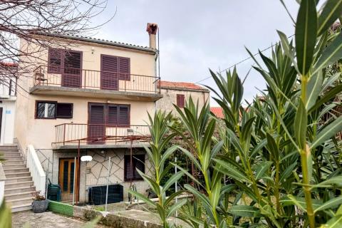 OTOK KRK,KORNIĆ kuća u nizu sa garažom i dvorištem