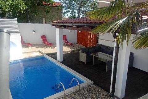 OTOK KRK-DOBRINJ samostojeća kuća sa dva stana i bazenom 