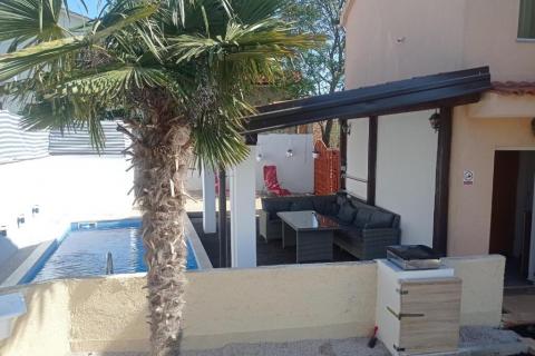 OTOK KRK-DOBRINJ samostojeća kuća sa dva stana i bazenom 