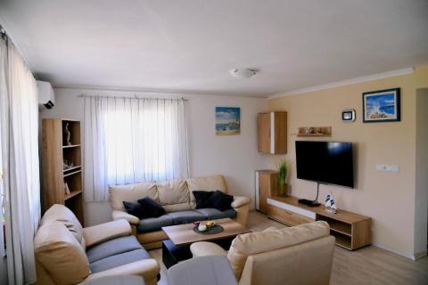 OTOK KRK-DOBRINJ samostojeća kuća sa dva stana i bazenom 