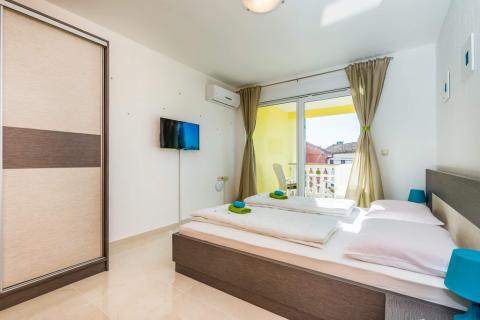 Crikvenica, Dramalj - Kuća sa bazenom i 4 parkinga, 250m2 