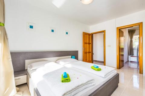 Crikvenica, Dramalj - Kuća sa bazenom i 4 parkinga, 250m2 