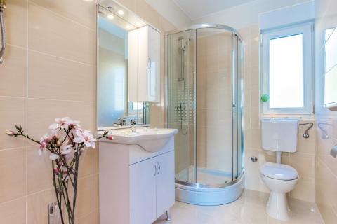 Crikvenica, Dramalj - Kuća sa bazenom i 4 parkinga, 250m2 