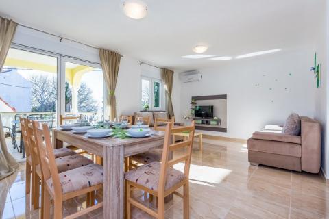 Crikvenica, Dramalj - Kuća sa bazenom i 4 parkinga, 250m2 