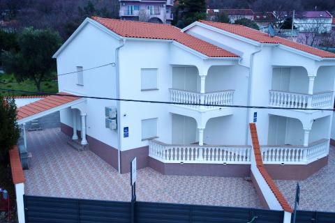 Crikvenica, Dramalj - Kuća sa bazenom i 4 parkinga, 250m2 