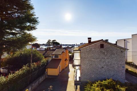 Istra, Umag - samostojeća apartmanska kuća, 100m od mora 