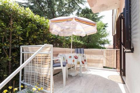 Istra, Umag - samostojeća apartmanska kuća, 100m od mora 