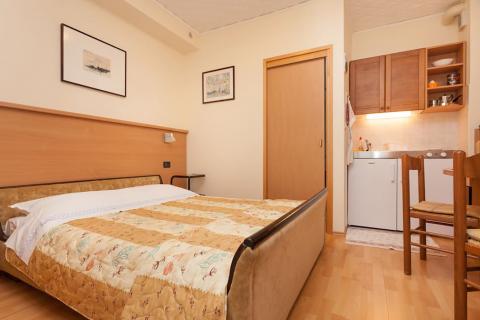 Istra, Umag - samostojeća apartmanska kuća, 100m od mora 