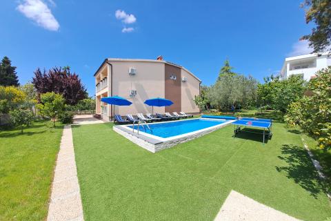 Istra, Fažana, kuća s bazenom 500 m od mora