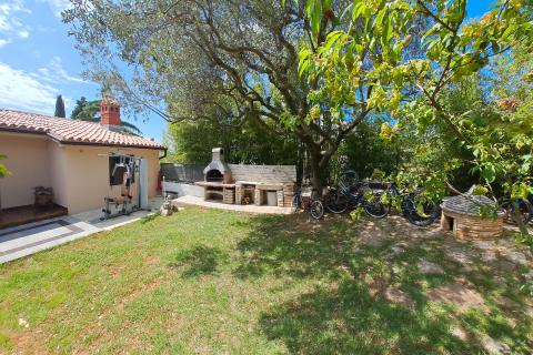 Istra, Fažana, kuća s bazenom 500 m od mora