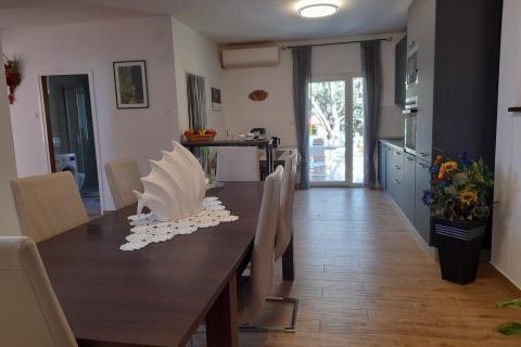 Istra, Fažana, kuća s bazenom 500 m od mora