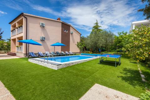 Istra, Fažana, kuća s bazenom 500 m od mora