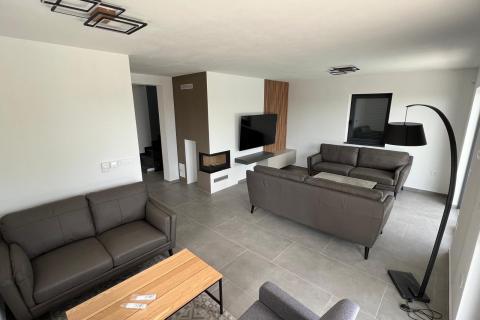 Istra,Svetvinčenat-moderna kuća sa bazenom u manjem mjestu