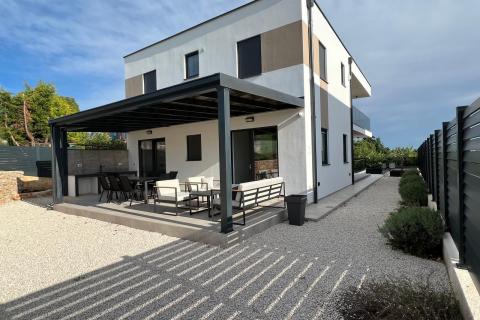 Istra,Svetvinčenat-moderna kuća sa bazenom u manjem mjestu