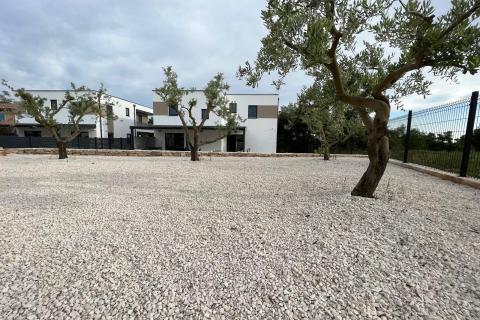 Istra,Svetvinčenat- moderna kuća sa bazenom u manjem mjestu