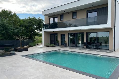 Istra,Svetvinčenat- moderna kuća sa bazenom u manjem mjestu