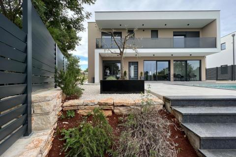 Istra,Svetvinčenat- moderna kuća sa bazenom u manjem mjestu