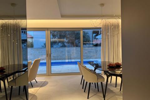 Grad Krk - stan u prizemlju s bazenom, novogradnja, 150m do mora