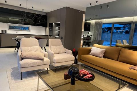 Grad Krk - stan u prizemlju s bazenom, novogradnja, 150m do mora