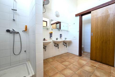 Istra, Rovinj, blizu morja, 3 spalnice, odličen apartma za najem  Remax Real Estate Center poudarja:  Na odlični lokaciji v Rovinju, le 450m od plaž, prodajamo to nepremičnino. Gre za stanovanje, ki se nahaja v pritličju stanovanjske stavbe, ki ima skupaj