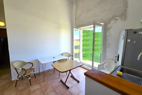 Istra, Rovinj, blizu morja, 3 spalnice, odličen apartma za najem  Remax Real Estate Center poudarja:  Na odlični lokaciji v Rovinju, le 450m od plaž, prodajamo to nepremičnino. Gre za stanovanje, ki se nahaja v pritličju stanovanjske stavbe, ki ima skupaj