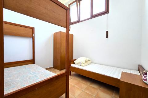 Istra, Rovinj, blizu morja, 3 spalnice, odličen apartma za najem  Remax Real Estate Center poudarja:  Na odlični lokaciji v Rovinju, le 450m od plaž, prodajamo to nepremičnino. Gre za stanovanje, ki se nahaja v pritličju stanovanjske stavbe, ki ima skupaj